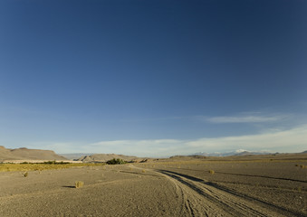 Fototapeta na wymiar Piste dans le désert d'Atacama