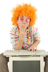 Jeune fille déguisé avec perruque