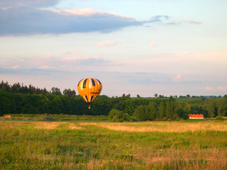 Obraz premium An Air Balloon in the field on a summer evening