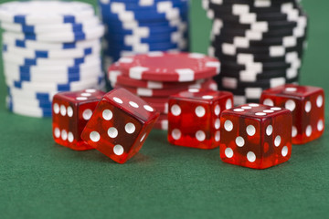 Casino Poker Chips mit Würfel