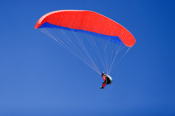 Obraz na płótnie Canvas Paraplane latające wysoko w błękitne niebo