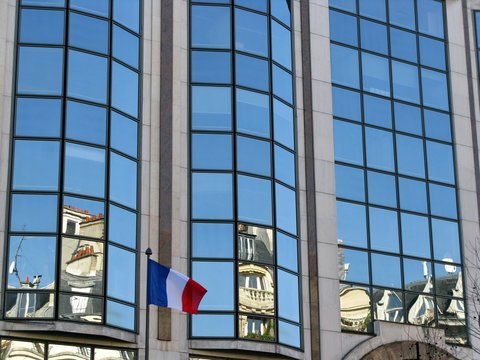 Façade de bureaux avec drapeau tricolore, Paris