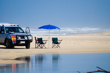 Car on Fraser Island © Sunnydays