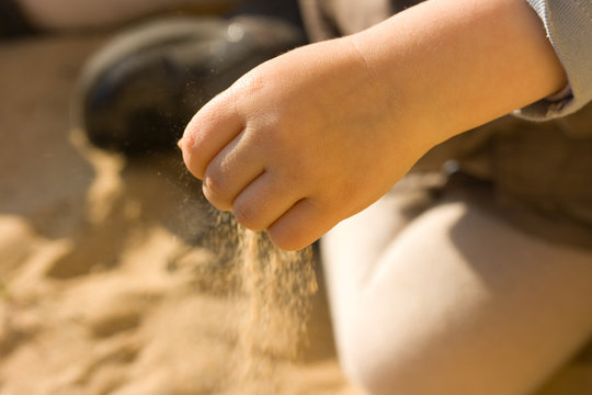 L'enfant jouant avec le sable