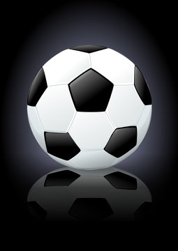 Ballon de football sur fond noir (reflet)