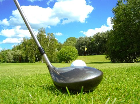 drive de golf vers le drapeau