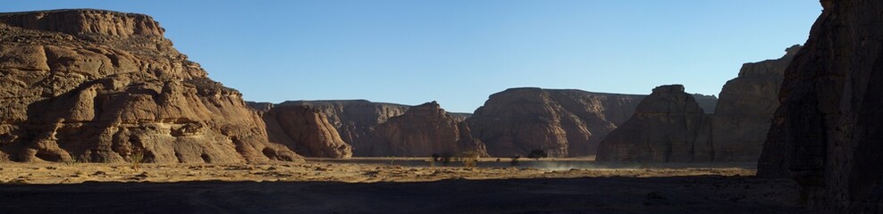 Fototapeta na wymiar Wadi i skały w algierskiej Tadrart