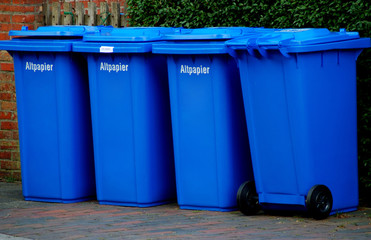 Blaue M&uuml;lltonnen