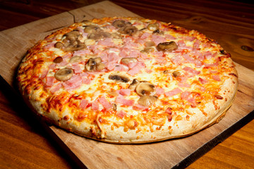 Pizza au fromage et champignons entière cuite
