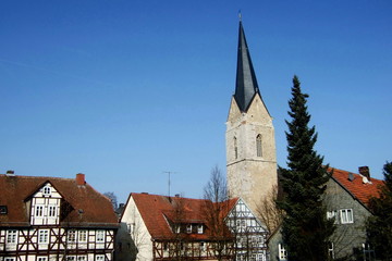 Obraz premium Korbach ( Kreis Waldeck - mit Nikolaikirche in der Mitte )
