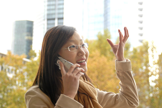 Chinesin mit Handy