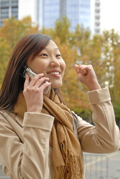 Chinesin mit Handy