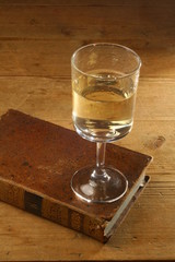 vin blanc et livre ancien