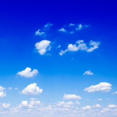 Naklejka na ściany i meble Piękne białe puszyste chmury w błękitne niebo.