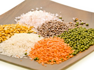 bohnen,linsen, mung, dal, reis und salz