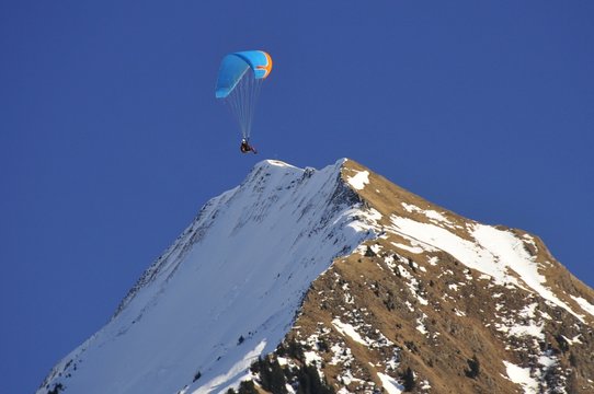 Paraglider am Berggipfel