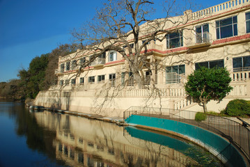 Naklejka premium Resort built overlooking the clear waters of the river.
