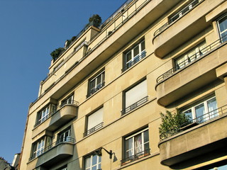 Immeuble mmoderne en pierre, Paris