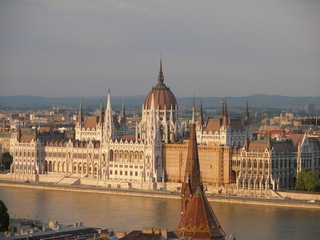 Fototapeta na wymiar Parlement de Budapest au crépuscule