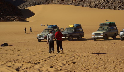 Touristes venant d'arriver au campement - Tadrart