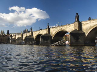 Obraz premium Pont Charles de Prague vu depuis le bateau