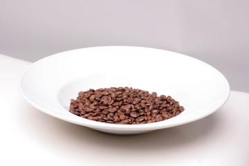 ganze kaffee bohnen auf teller serviert