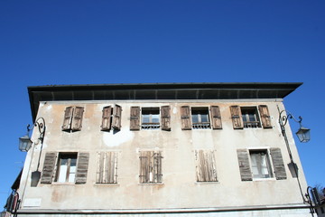 casa antica con finestre in legno