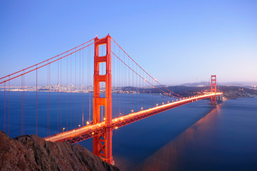 Fototapeta na wymiar Golden Gate Bridge świeci w mroku