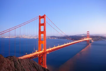 Papier Peint photo Lavable San Francisco Golden Gate Bridge brille dans le crépuscule
