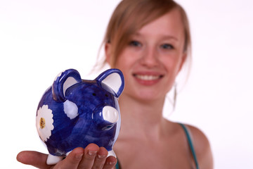 Frau mit Sparschwein