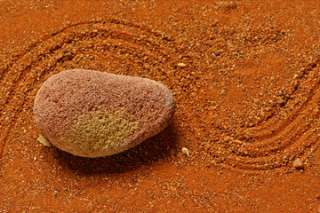 Stein mit Schlangenlinie