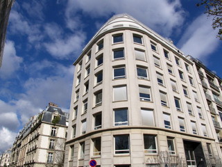 Fototapeta na wymiar Biały budynek z zaokrąglonym narożniku, Paryż