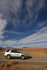 Fototapeta na wymiar Srebro SUV jazdy w stanie Utah