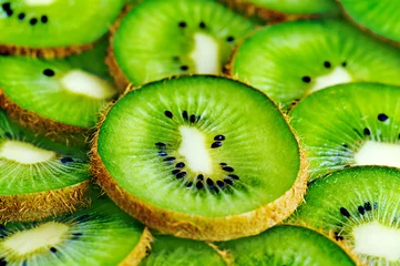 Store enrouleur tamisant sans perçage Tranches de fruits kiwi en perspective