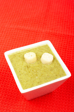 Spinach puree and bread croutons