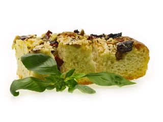 italienische fladenbrot mit oliven und basilikum focaccia