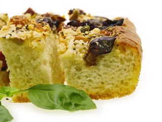 italienische fladenbrot mit oliven und basilikum focaccia