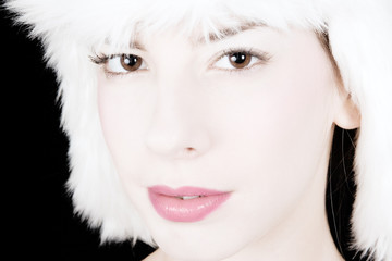 Femme avec chapeau blanc