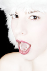 Femme avec chapeau blanc