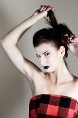Portrait femme se tirant les cheuveux