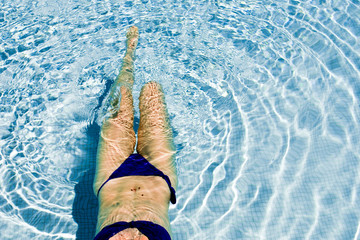 Femme se relaxant dans l'eau