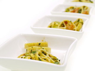 italienische nudelsalat mit basilikum vorspeise