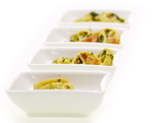 italienische nudelsalat mit basilikum
