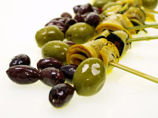 anti pasti zucchini mit grünen u. schwarzen oliven