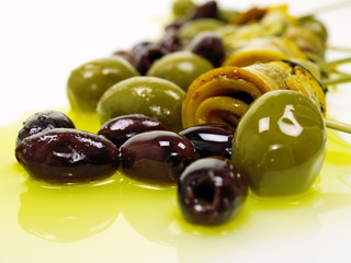 anti pasti zucchini mit grünen u. schwarzen oliven