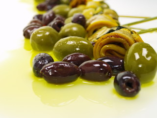 anti pasti zucchini mit grünen u. schwarzen oliven