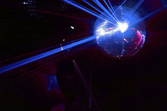 boule a facettes avec rayons laser bleu soirée en discothèque
