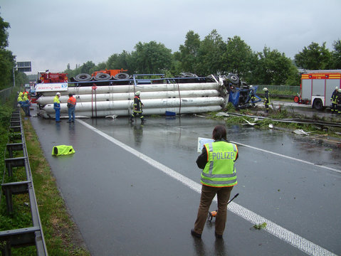 Umgest&uuml;rtzter Gefahrgut Lkw blockiert Autobahn Verkehrsunfall
