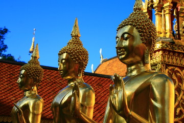 Statues de Bouddha sur ciel bleu