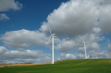 eoliennes et nuages